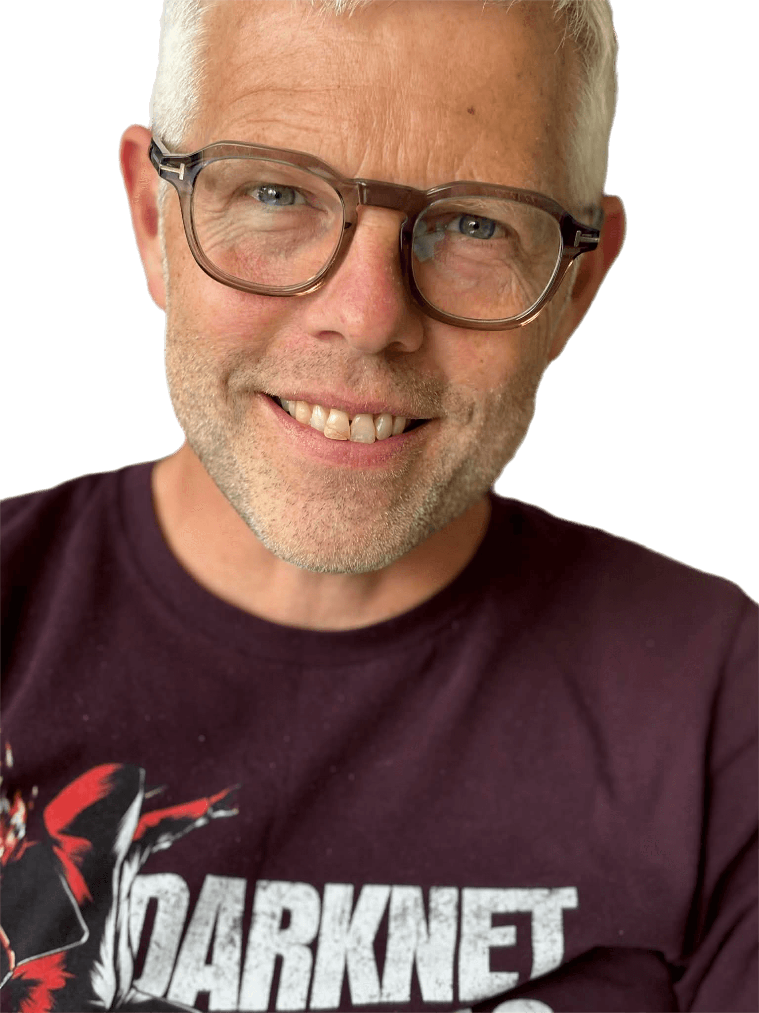 MadsW Smilende mand i mørk tshirt og briller